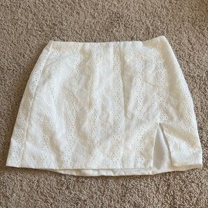 XS/S White eyelet pattern mini skirt with slit